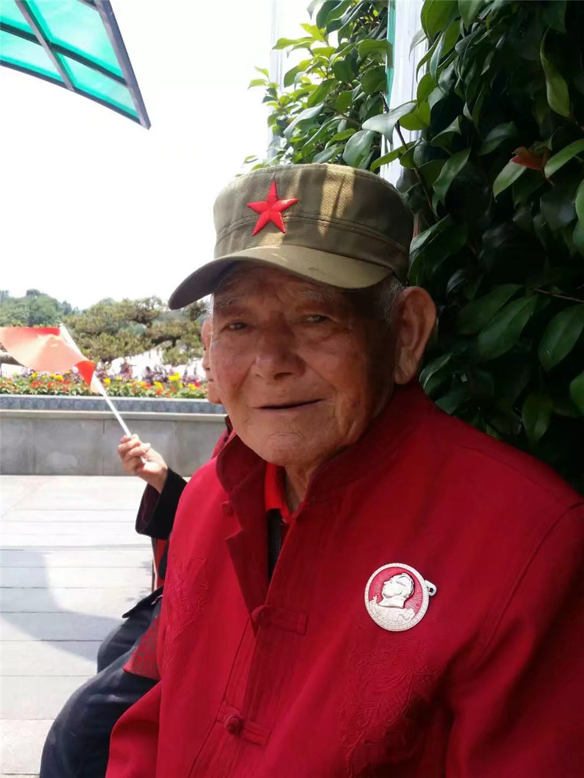 參觀紅色遺跡.jpg 參觀紅色遺跡.jpg