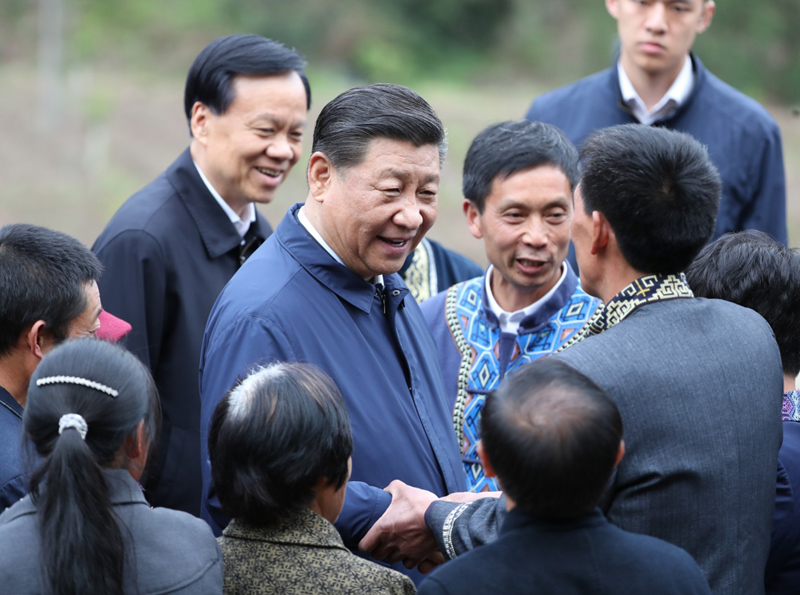 2019年4月15日至17日，中共中央總書記、國家主席、中央軍委主席習近平在重慶考察，并主持召開解決“兩不愁三保障”突出問題座談會。這是4月15日下午，習近平在石柱土家族自治縣中益鄉華溪村同村民親切交流。新華社記者 丁海濤 攝