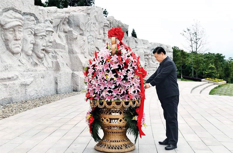 2021年4月25日至27日，中共中央總書記、國家主席、中央軍委主席習近平在廣西考察。這是25日上午，習近平在位于桂林市全州縣的紅軍長征湘江戰役紀念園，向湘江戰役紅軍烈士敬獻花籃。 新華社記者 謝環馳/攝