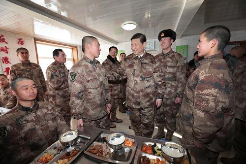 2014年1月26日中午，習近平來到連隊食堂，同戰士們一起用餐。新華社記者 李剛 攝